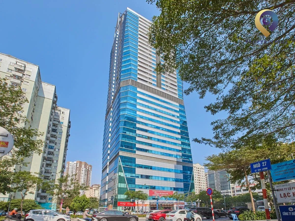Diamond Flower Tower nhìn từ góc đường, nổi bật với mặt kính xanh hiện đại.